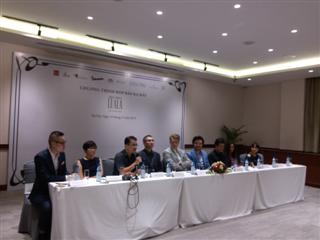 ດົນຕີກລາດສິກປະສານສຽງຢູ່ຕາມທ້ອງຖະໜົນດຶງດູດຂອງຜູ້ຟັງຮ່າໂນ້ຍຄືນໃໝ່